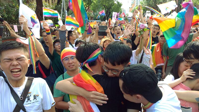 2019年5月17日,台湾立法院通过同婚专法第4条。图为场外挺同团体激动欢呼,台湾成为亚洲第一个,也是华人社会中第一个同志可以结婚登记的地区。(美联社)