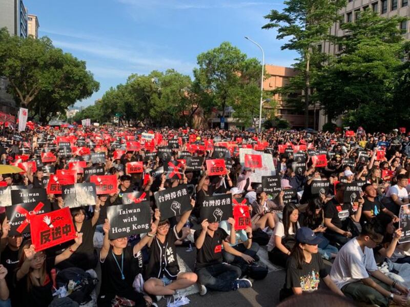2019年6月16日,上万台湾人上街集会“反送中、撑香港”。(记者 黄春梅摄)