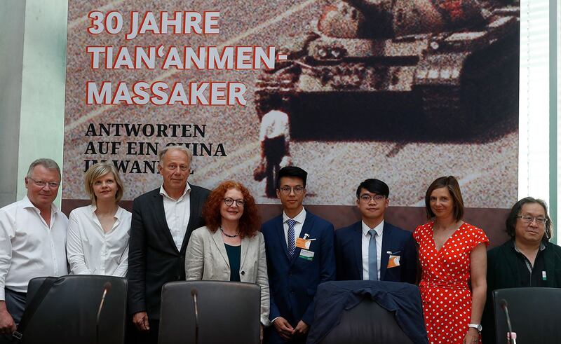 2019年6月4日，获德国难民庇护的2名“港独”组织成员黄台仰（左五）和李东升（右三）在在柏林国会大楼出席绿党举行的“六四”三十周年研讨会。（法新社）