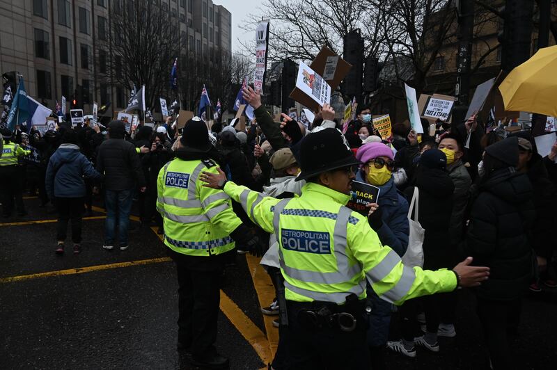 最後集會開始後不足一小時，數千名示威者已經佔據整個十字路口，著名景點倫敦塔一帶交通陷入癱瘓。（梁銘康攝）