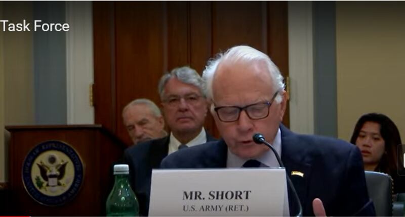 美国首席谈判代表、退役陆军上校阿尔伯·肖特(Albert V. Short)在听证会上呼吁国会尽快通过相关协定的批准,为美国与自由联合邦国家和该地区的关系设定修正路线。(视频截图/美国国会)