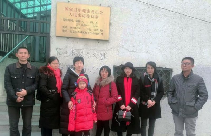 中国各地疫苗受害患儿的家长在北京请愿(志愿者提供/记者乔龙)