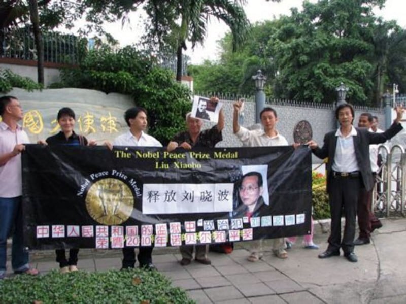 温起锋表示2010在中国驻泰国大使馆抗议、声援释放刘晓波。(温起锋提供)