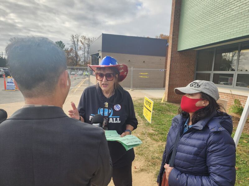 공화당 자원봉사자들이 인터뷰하고 있다..jpg