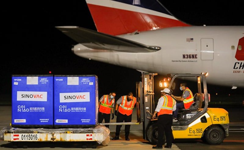 中国制造的一箱COVID-19 疫苗2021年5月18日运抵萨尔瓦多 (美联社)