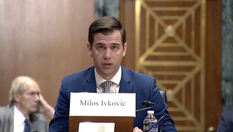 美国华盛顿大学法学院教授、国际仲裁员伊夫科维奇(Milos Ivkovic)在听证会上表示,美国劳工部把刚果钴矿列入童工及强制劳动的产业清单有14年了。而中国垄断刚果钴矿产业,也导致外界难以对中国施压,是中国对这个现象充耳不闻的可能原因。(视频截图/美国国会及行政当局中国委员会官网)