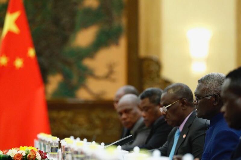 所罗门群岛总理索加瓦雷和习近平会谈。(法新社)