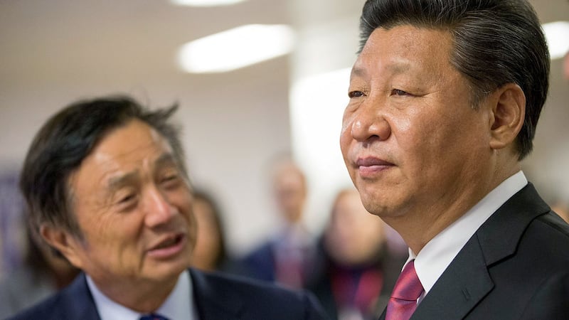 2015年10月21日习近平(右)访英期间在任正非(左)的陪同下参观华为英国分公司。(路透社)