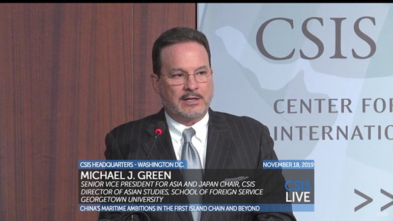 美国华盛顿智库“战略暨国际研究中心”副总裁葛林(Michael J. Green)在研讨会上表示, 美国和欧洲应强调民主和人权价值,并联合志同道合的盟友以此对中国进行制约。(视频截图)