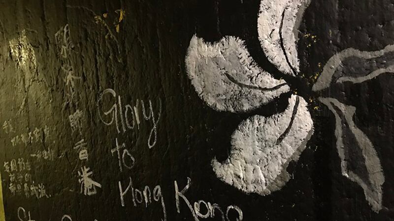 美国罗切斯特大学隧道里支持中国人权的画墙(罗切斯特大学学生提供)