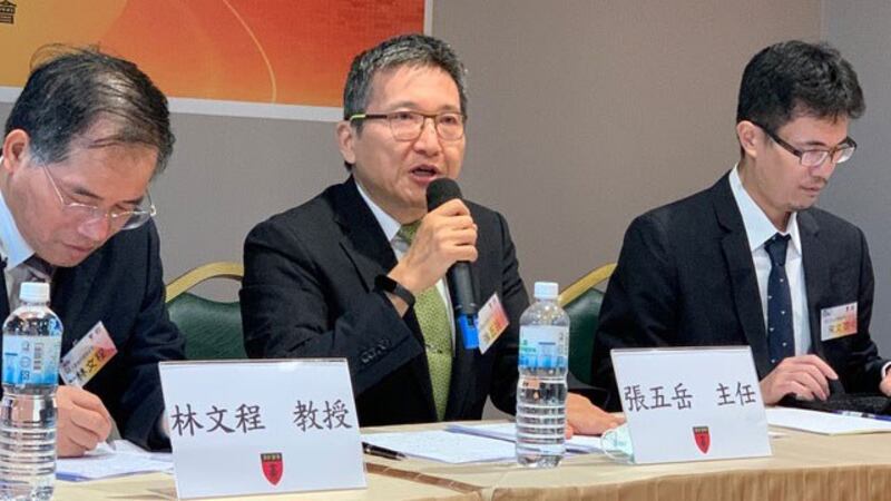 图四、淡江大学两岸关系研究中心主任张五岳(中)。(记者夏小华摄)