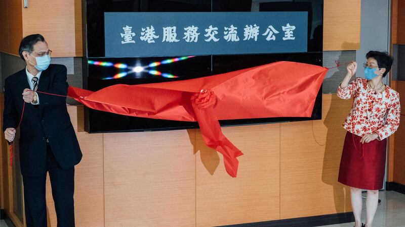 陆委会主委陈明通(左)与财团法人台港经济文化合作策进会董事长张小月出席台港服务交流办公室的揭牌仪式。(摄影/余志伟)