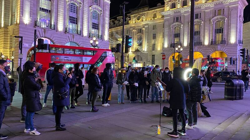 在《立场新闻》办公室被港警搜查、所有网页和社交网站内容一夜被撤的晚上,伦敦港人在当地市中心集会,为被捕新闻工作者祈祷。(“英伦好邻舍教会”提供)