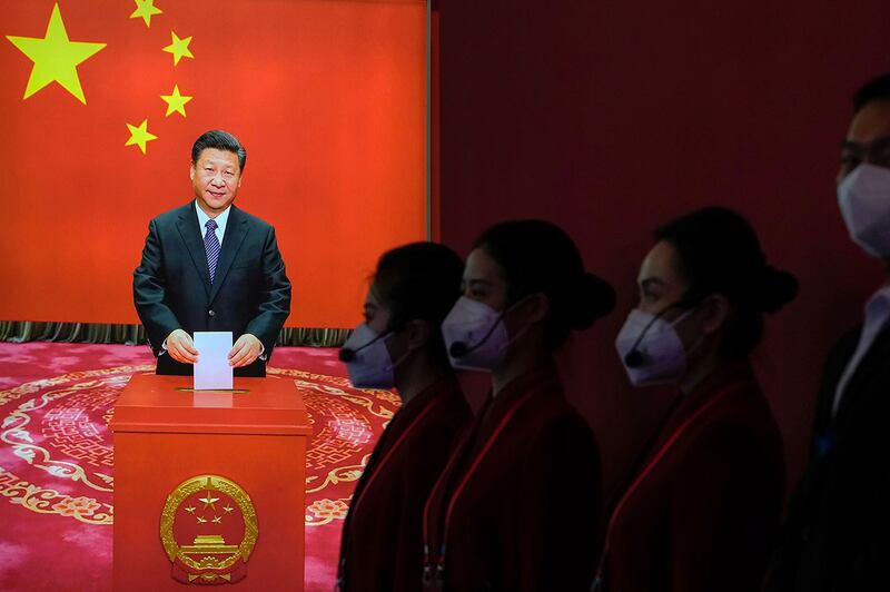 2022年10月12日,北京展览馆展出习近平领导下的“奋进新时代”主题成就展。(美联社)