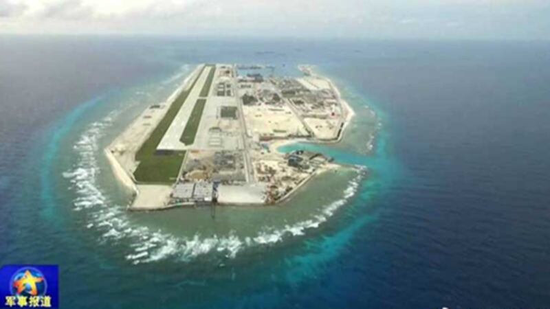 南沙永暑礁已建成3,000米飞机跑道。(央视截图)