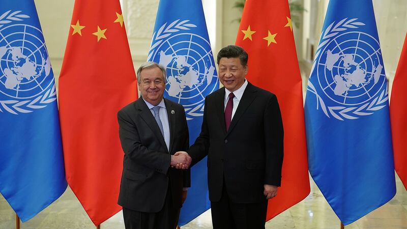 2019年4月26日，中国国家主席习近平在人民大会堂与联合国秘书长安东尼奥·古特雷斯握手。（美联社）