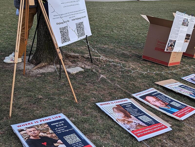 波士顿集会现场摆上被捕人士海报(记者陈品洁摄)