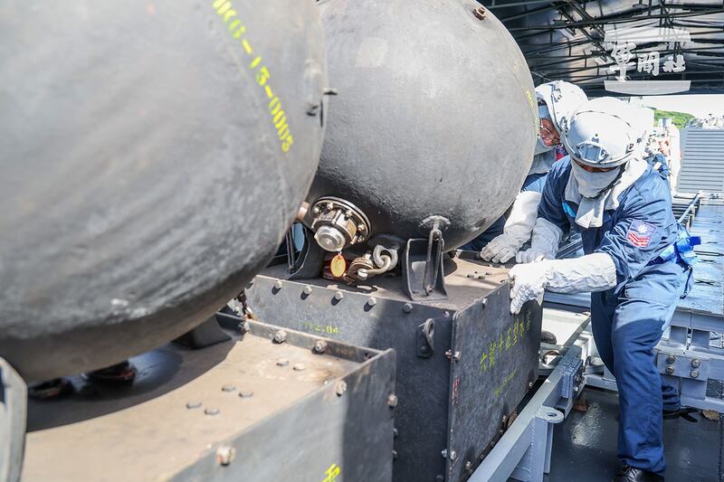 台湾海军LCU-497合成艇进行水雷装载。(台湾的国防部提供)