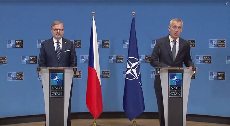 北约秘书长斯托尔腾贝格(Jens Stoltenberg)23日与捷克总理菲亚拉(Petr Fiala)讨论北约峰会。(路透社视频截图)