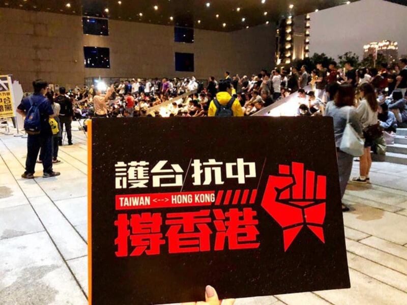 12号晚间在台港生、台生在台中举行“撑香港、护台湾”晚会。（摘自活动页脸书）