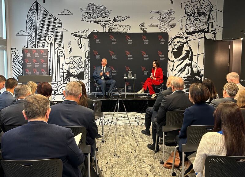 加拿大国防部长布莱尔(Bill Blair,左)出席加拿大亚太基金会(Asia Pacific Foundation)的国防对话活动,直指中国霸权野心破坏印太地区安全,并表示为捍卫印太安全,加拿大军舰将持续巡航台湾海峡。 (记者柳飞拍摄)