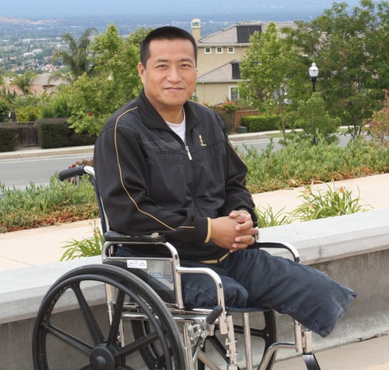 在六四屠杀中被解放军坦克碾压失掉双腿的方政(CK摄/RFA资料)