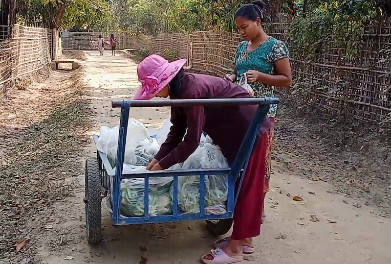 အခြေခံစားကုန်တစ်ချို့ကို တွန်းလှည်းပေါ်တင်ပြီးဈေးရောင်းနေသည့် မဇင်နွယ်ဦးကို တွေ့ရစဉ်။ ( RFA )