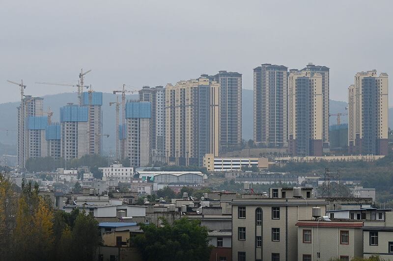 统计局在同一天公布,8月中国70个大中城市房价数据,《路透社》根据数据测算,中国新建商品住宅价格指数同比下跌1.3%,是7年以来最大的跌幅。(法新社资料图片)