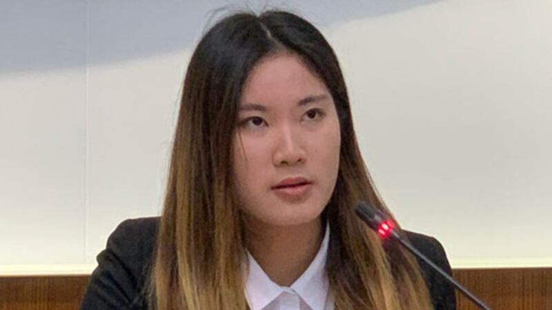 香港岭南大学学生会会长陈颖茵代为宣读香港大专学界国际事务代表团声明。(记者 黄春梅摄)