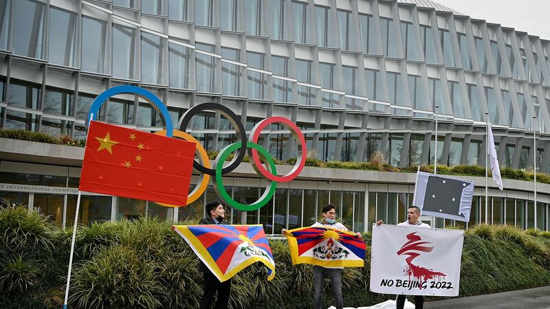 资料图片：国际西藏网络的活动人士在国际奥委会总部前，呼吁抵制北京 2022 年冬季奥运会。（法新社）