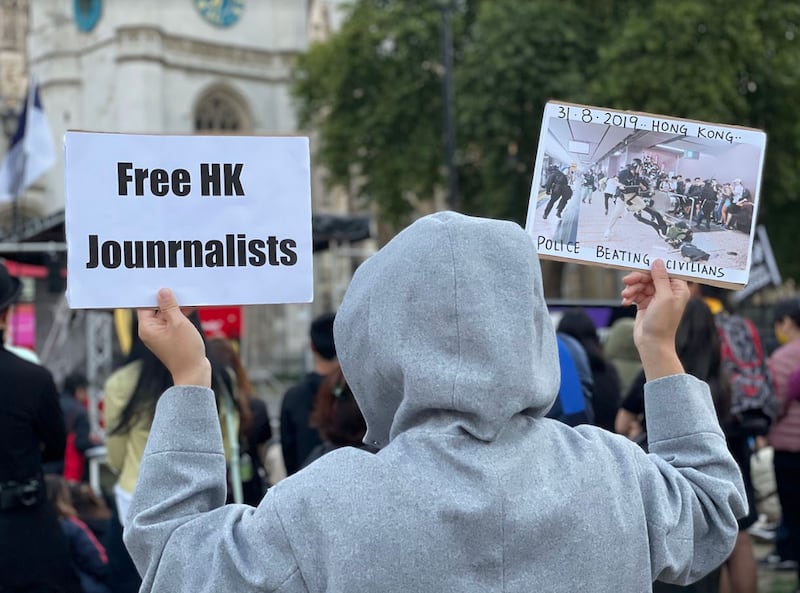 在伦敦的国会广场前,近千名港人参与集会,悼念“831事件”三周年。 (吕熙摄)