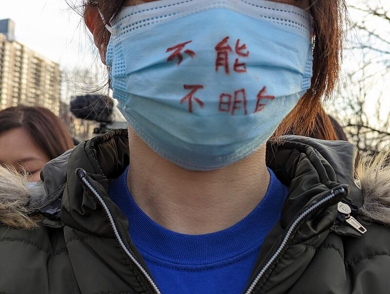 参与集会人士在口罩上写着“不能不明白”(记者陈品洁摄)