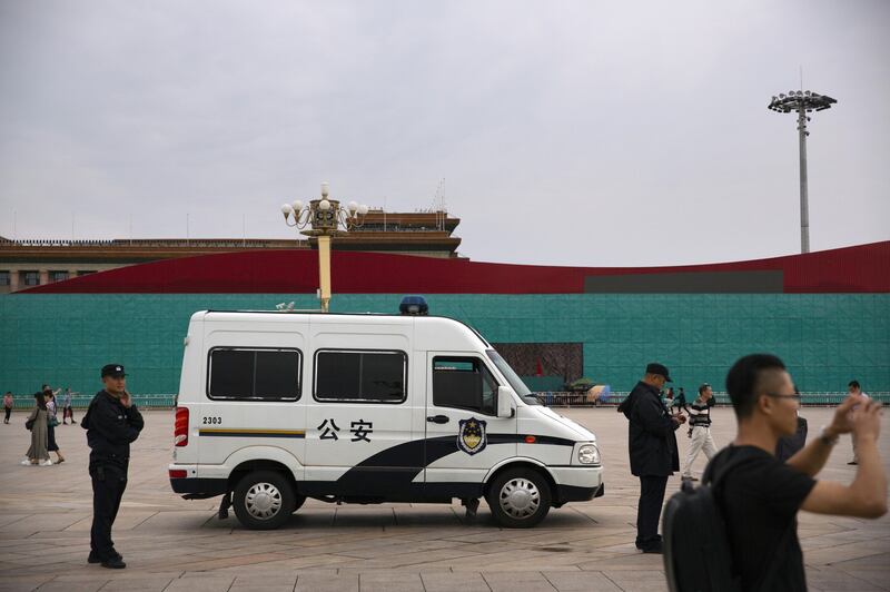 2019年9月7日,在紧张的军演准备工作中,北京长安街上警车在执勤。(美联社)