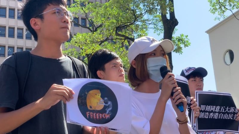 港生文庭山绘制插画，示威者拿伞对抗国家武器。(记者 黄春梅摄)