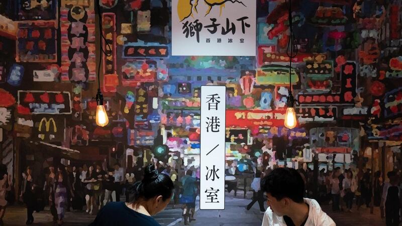 位于淡水英专路巷弄里的「塞拉利昂下」茶餐厅,许多移民来台的港人成为常客。(摄影/陈晓威)