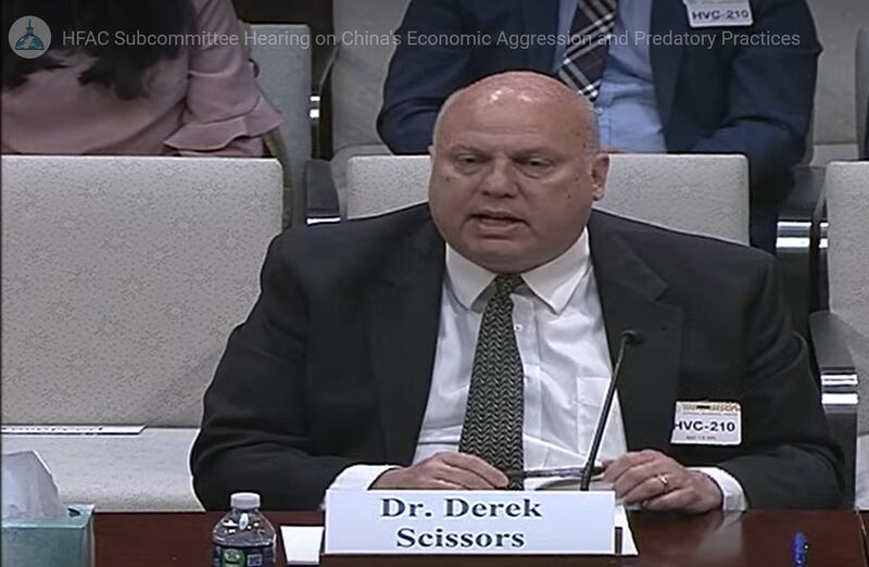 美国企业研究所(AAEI)高级研究员史剑道(Derek Scissors)在听证会上表示,要联合盟友遏制中国的掠夺性经济做法,美国首先需要弥补自身漏洞, 包括要提醒投资者投资中国公司的风险,并截断流向中国的大量资本。(听证会截图/HFAC)