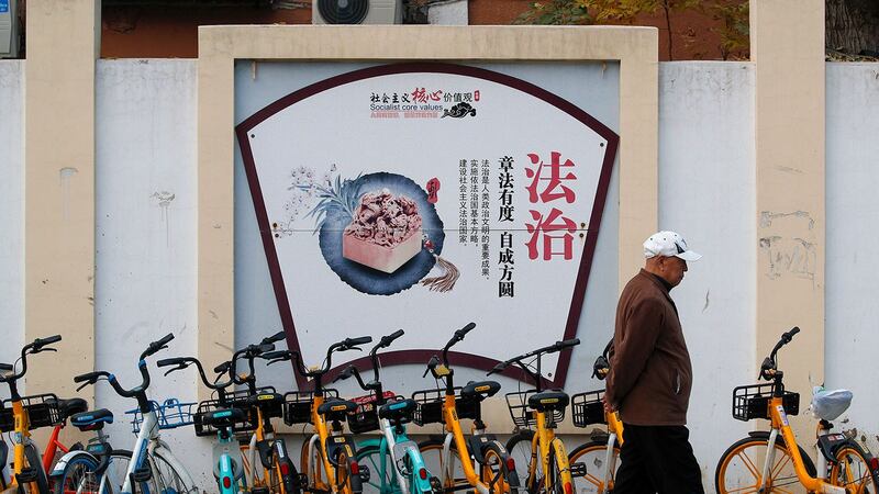 北京居民住宅区附近的宣传板，描绘着的社会主义核心价值观。 （美联社）