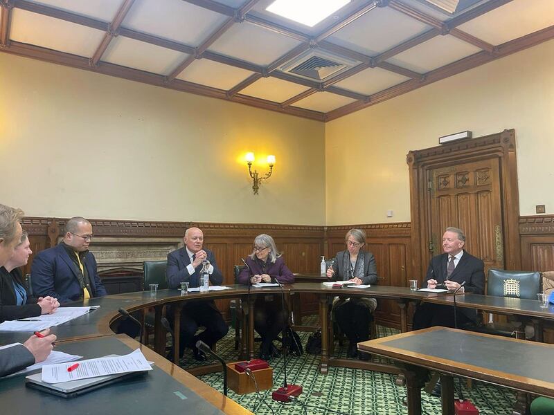 黎智英儿子黎崇恩和黎智英国际律师团队代表加拉格尔（Caoilfhionn Gallagher）周三（11日）和多名英国国会议员会面。 （上议员奥尔顿（David Alton）推特图）