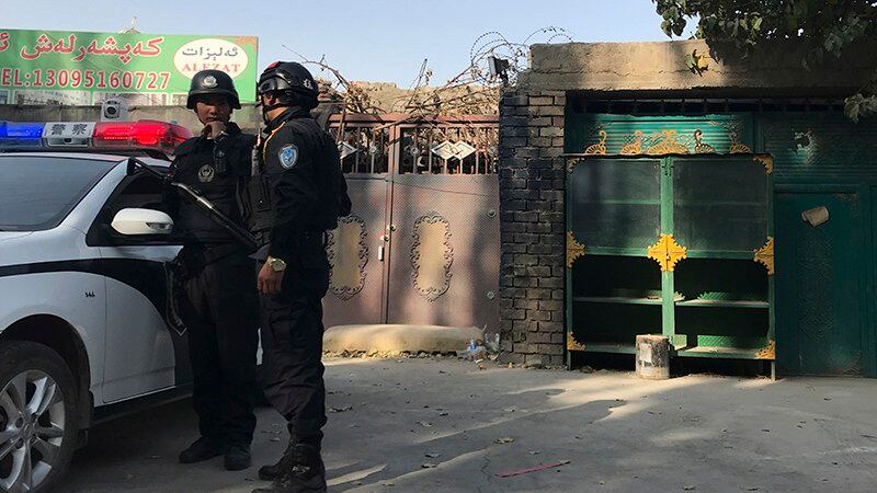 警察在新疆一所再教育营前巡逻（美联社）