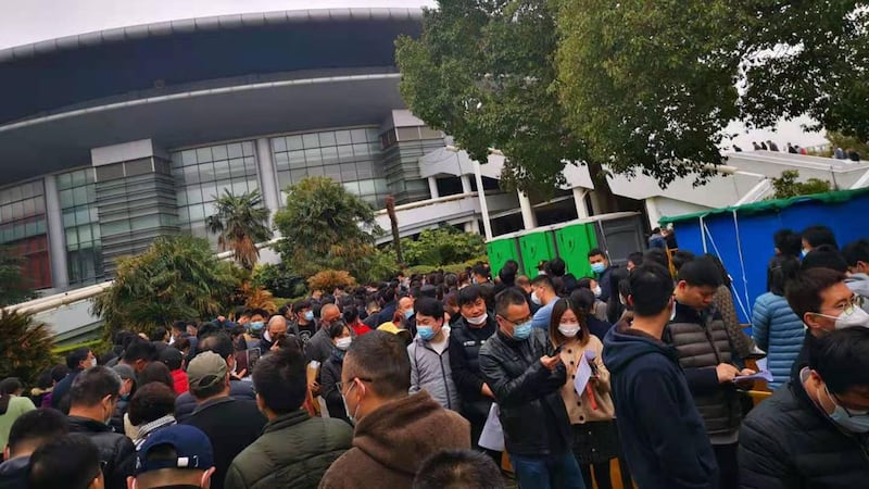 上海浦东居民排队接种疫苗,居民说领导干部集体玩失踪。(微信图片/乔龙提供)