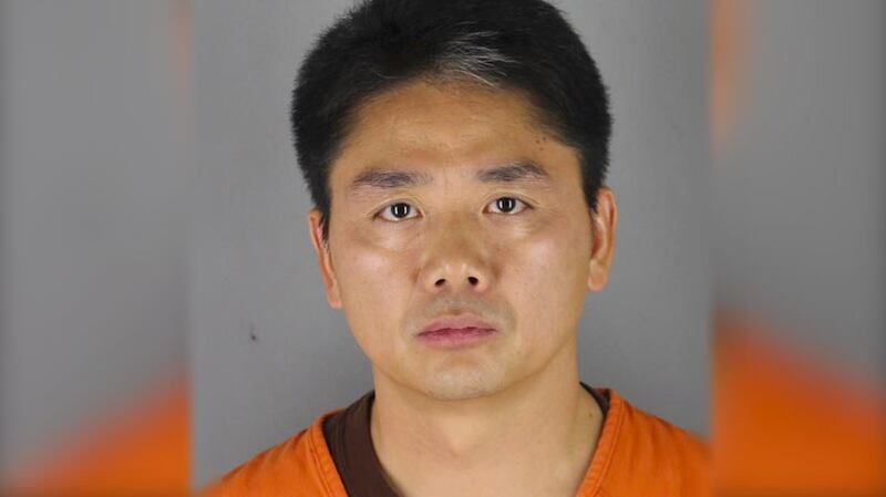 2018年8月31日,刘强东在美国明尼苏达大学参加一个工商管理博士班项目期间,因被控涉嫌强奸而被捕。(美联社)