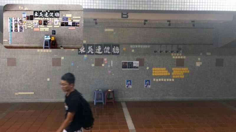 东吴大学日前发生港生布置的连侬墙遭陆生趁夜撕毁。(东吴大学港生提供)