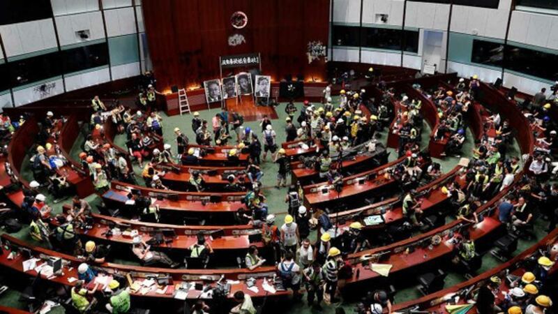 逾百激进示威者2019年7月1日一度占领立法会(路透社)