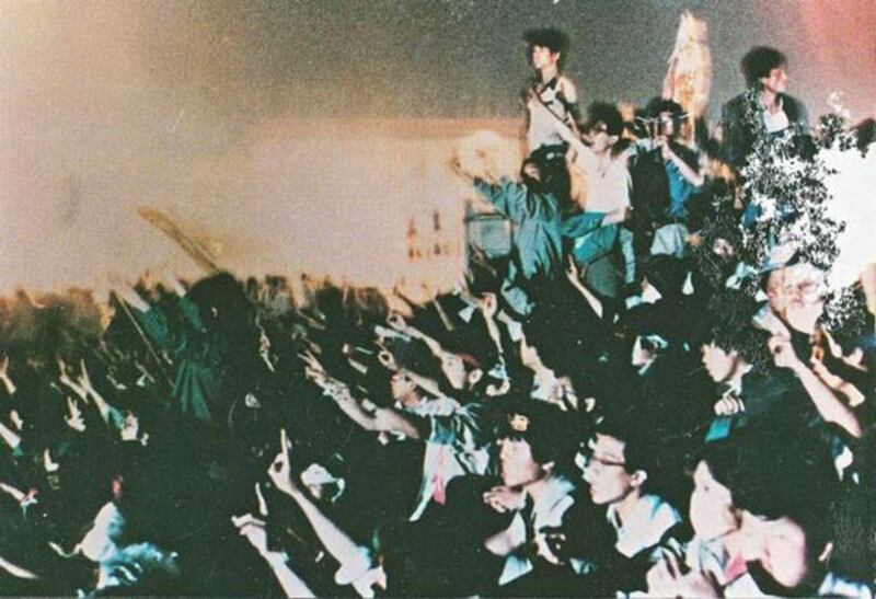 1989年6月4日四点多,纪念碑下的学生高唱国际歌。(六四档案图)