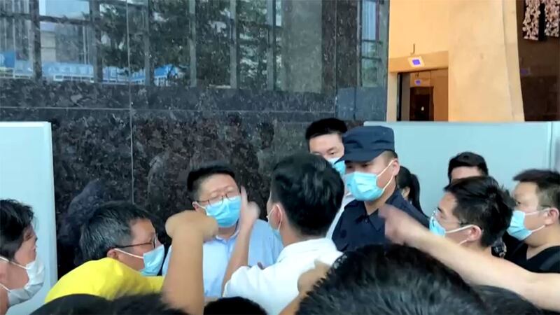 2021年9月13日,恒大位于深圳的总部遭到投资民众的抗议围堵。(路透社视频截图)