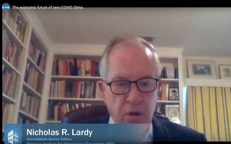 彼得森国际经济研究所高级研究员尼古拉斯•拉迪(Nicholas R. Lardy)在研讨会上强调2021年在华外国投资的增长趋势(视频截图)