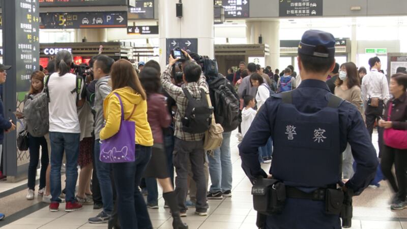 高铁左营站,在出站处以及车站大厅巡逻。(记者 陈明忠摄)