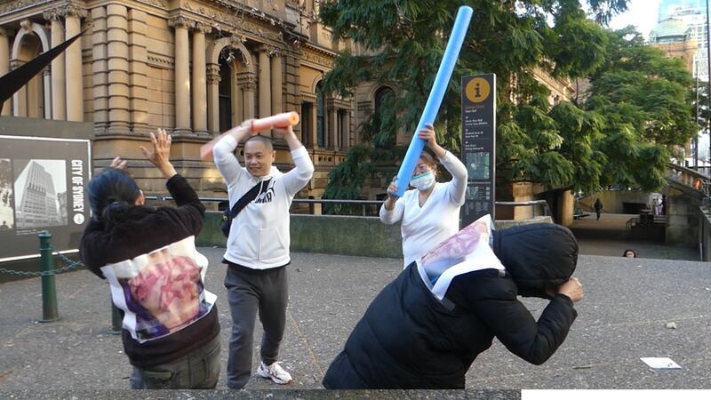 来自中国成都的刁礼杨(左二,白衣人)参与“721”事件行动剧,重现元朗白衣人无差别袭击市民的情况。他曾经因为翻墙发表声援香港抗争者的言论,一度被中国当局关押。(记者丘德真摄影)