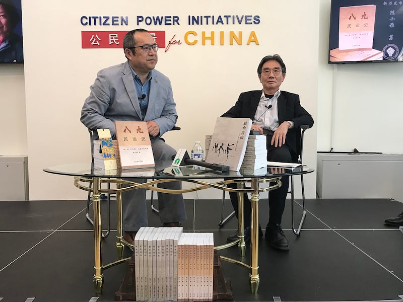 发布会现场:左为曹旭云,右为陈奎德。(王允摄影)