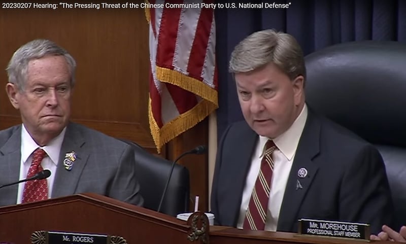 委员会主席、共和党籍众议员罗杰斯(Mike Rogers)在开场词中就直言:中国是美国30年来最大的国安挑战。(视频截图)